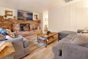 Robinhood Chalet- Ultra Modern Bear City Cabin- Essentials- Laundry- BBQ- Fenced